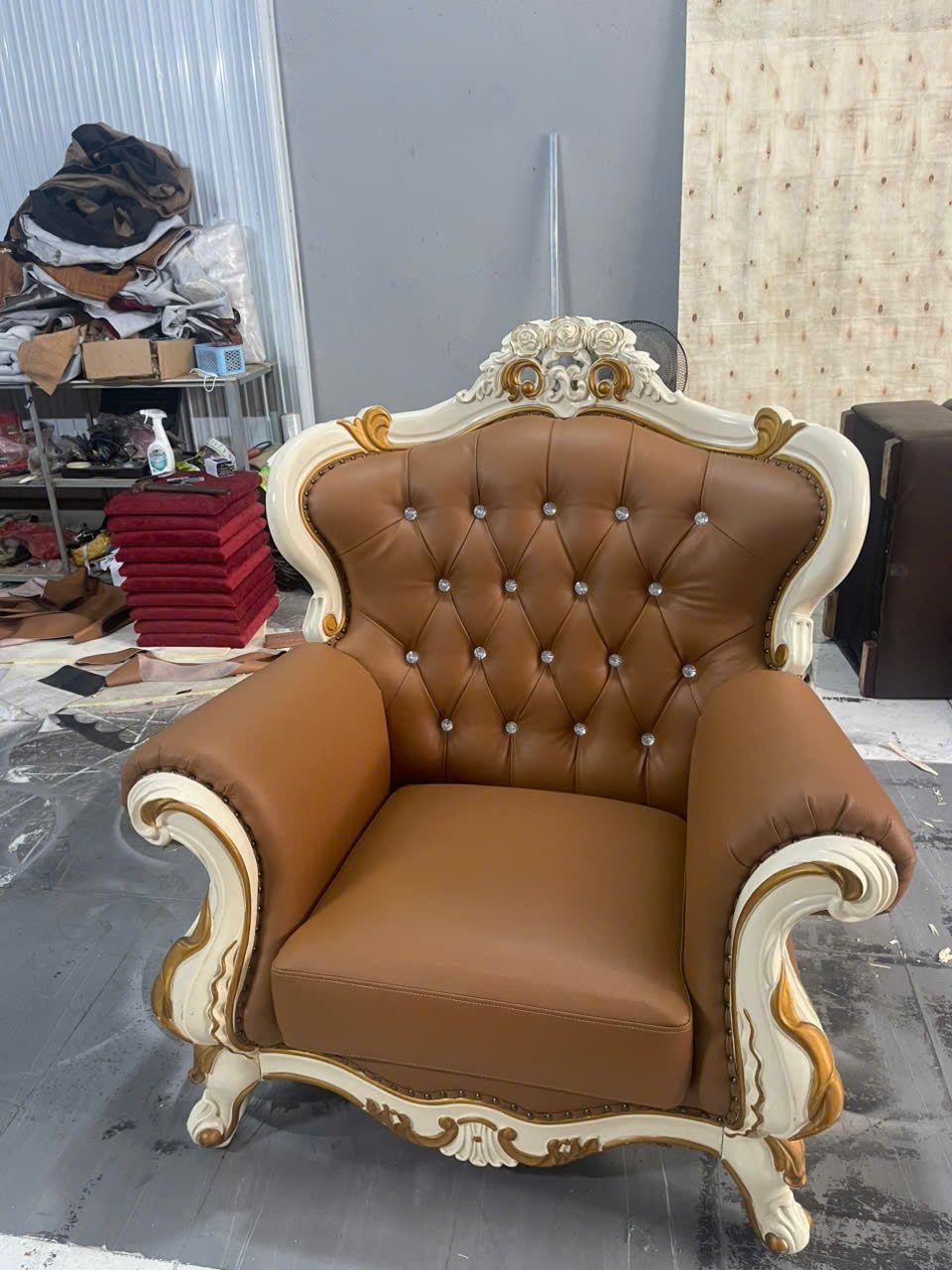 Ghế bành bọc da đính hạt hoàn thiện