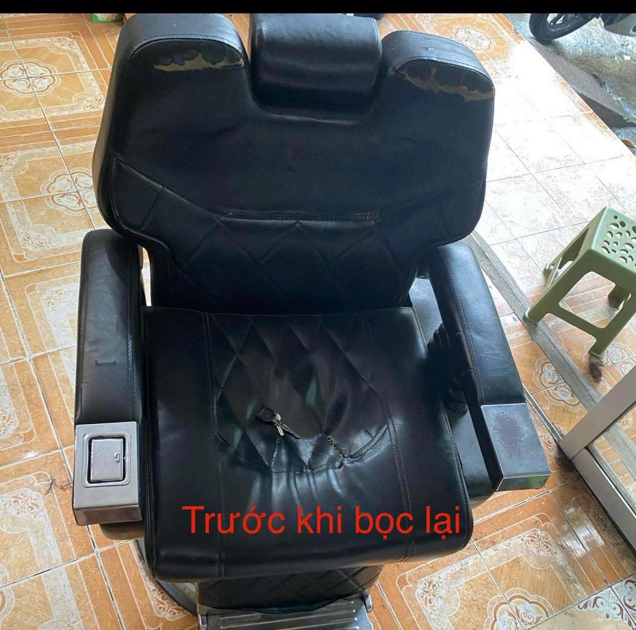 Ghế cắt tóc cũ da đen bong tróc trước khi bọc