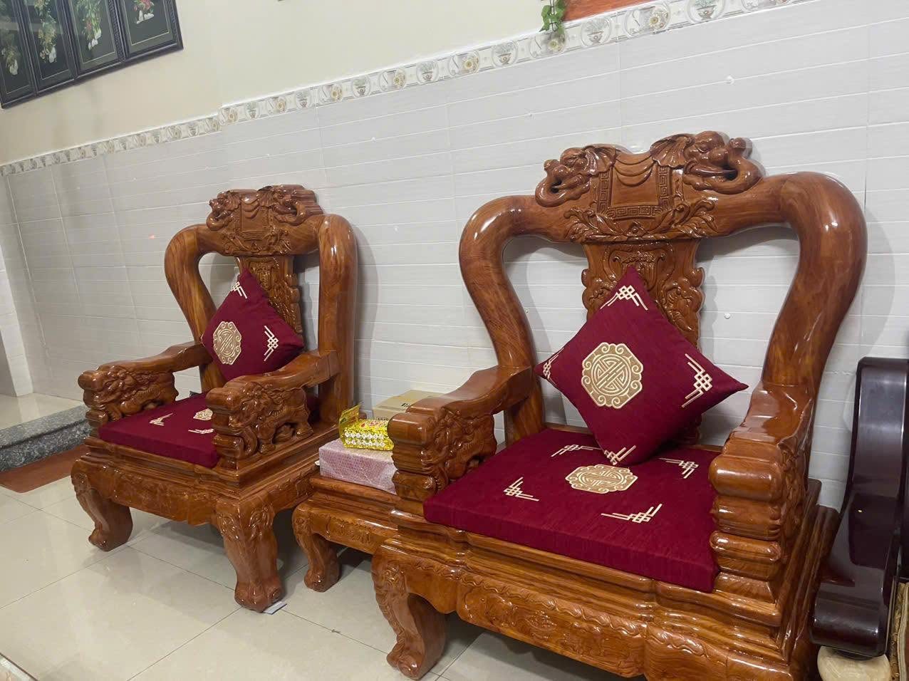 May đệm nỉ đỏ cho ghế gỗ chạm