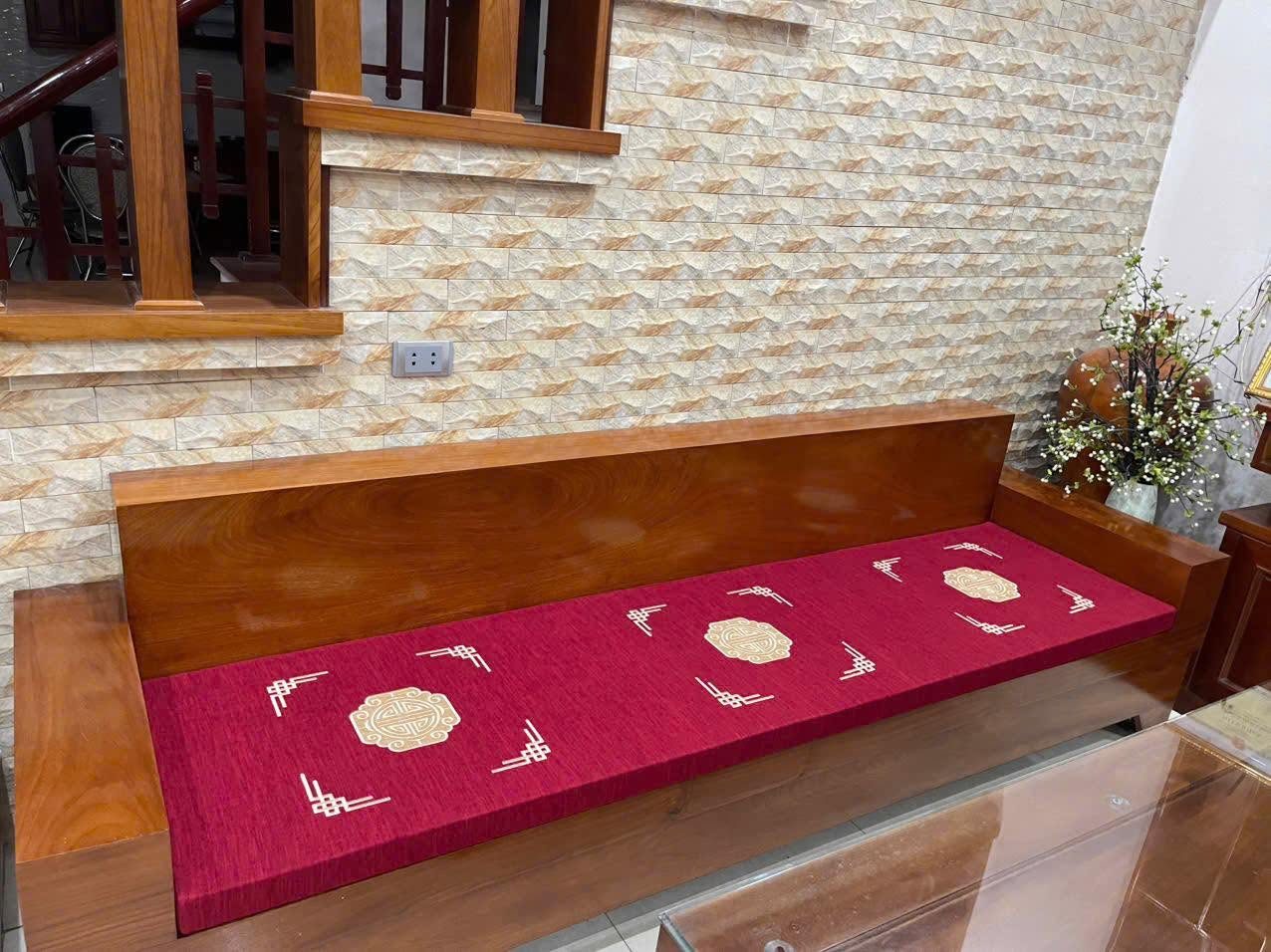 May đệm nỉ đỏ cho sập gỗ