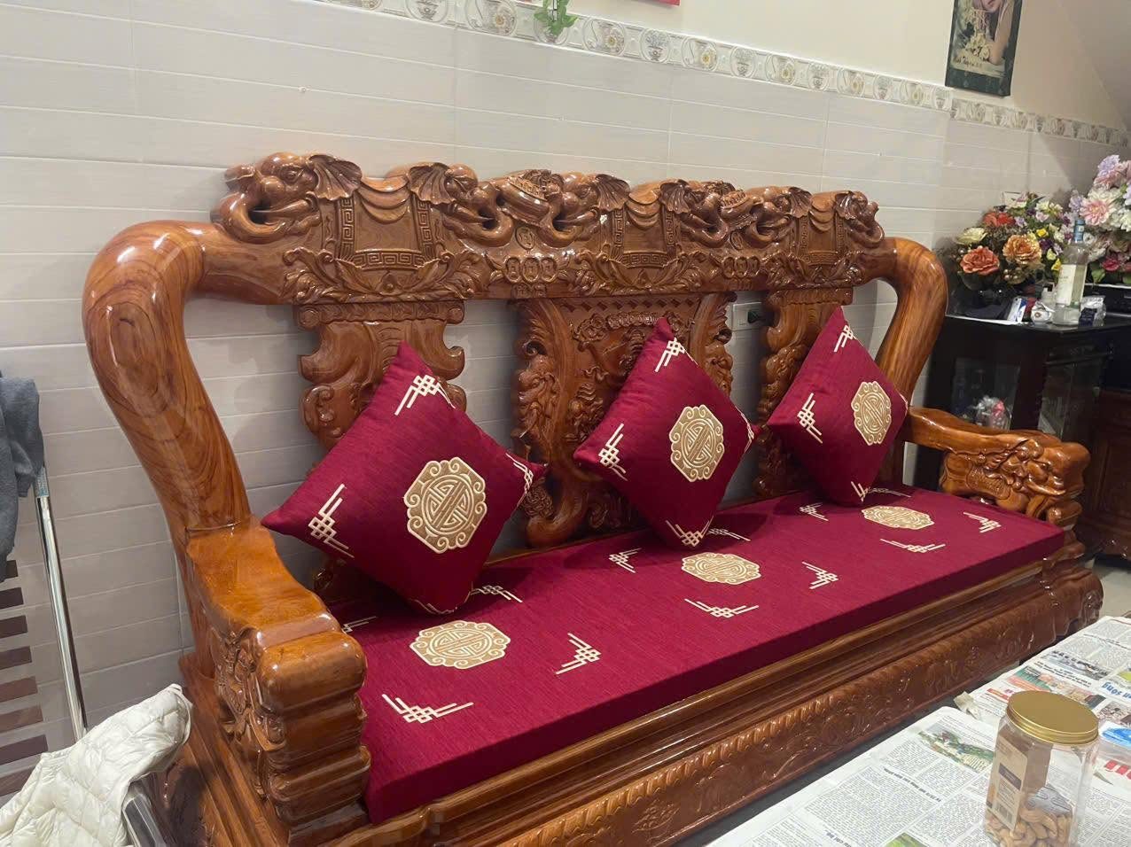 May đệm nỉ đỏ hoa văn cho ghế gỗ tràng kỷ