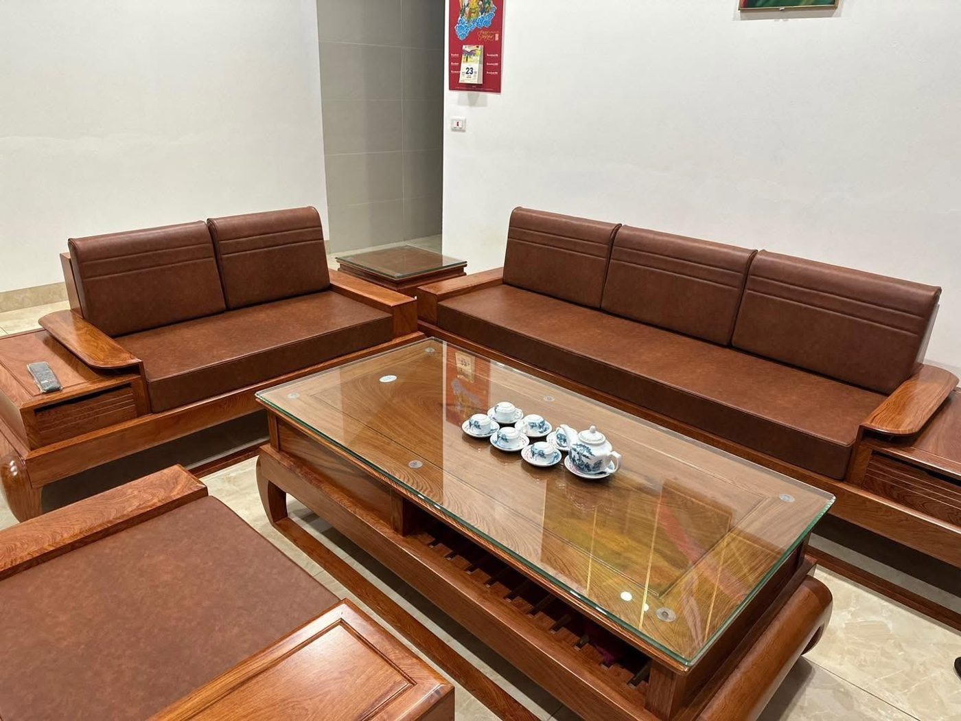 Bộ sofa gỗ đệm da nâu hoàn thiện