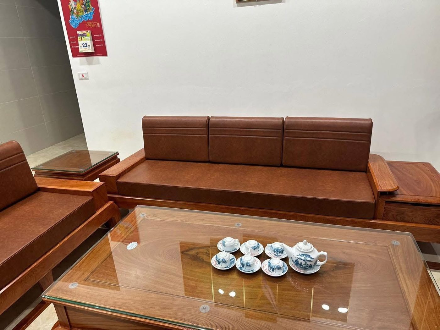 May đệm da nâu cho sofa gỗ phòng khách