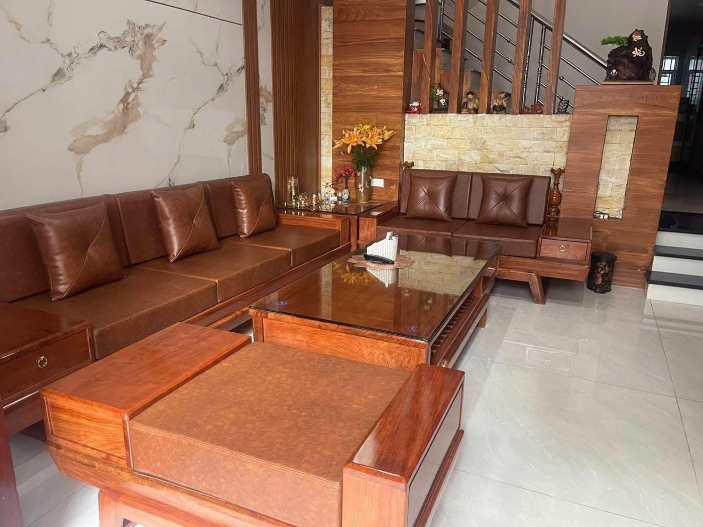 Sofa gỗ bọc da nâu phòng khách hiện đại