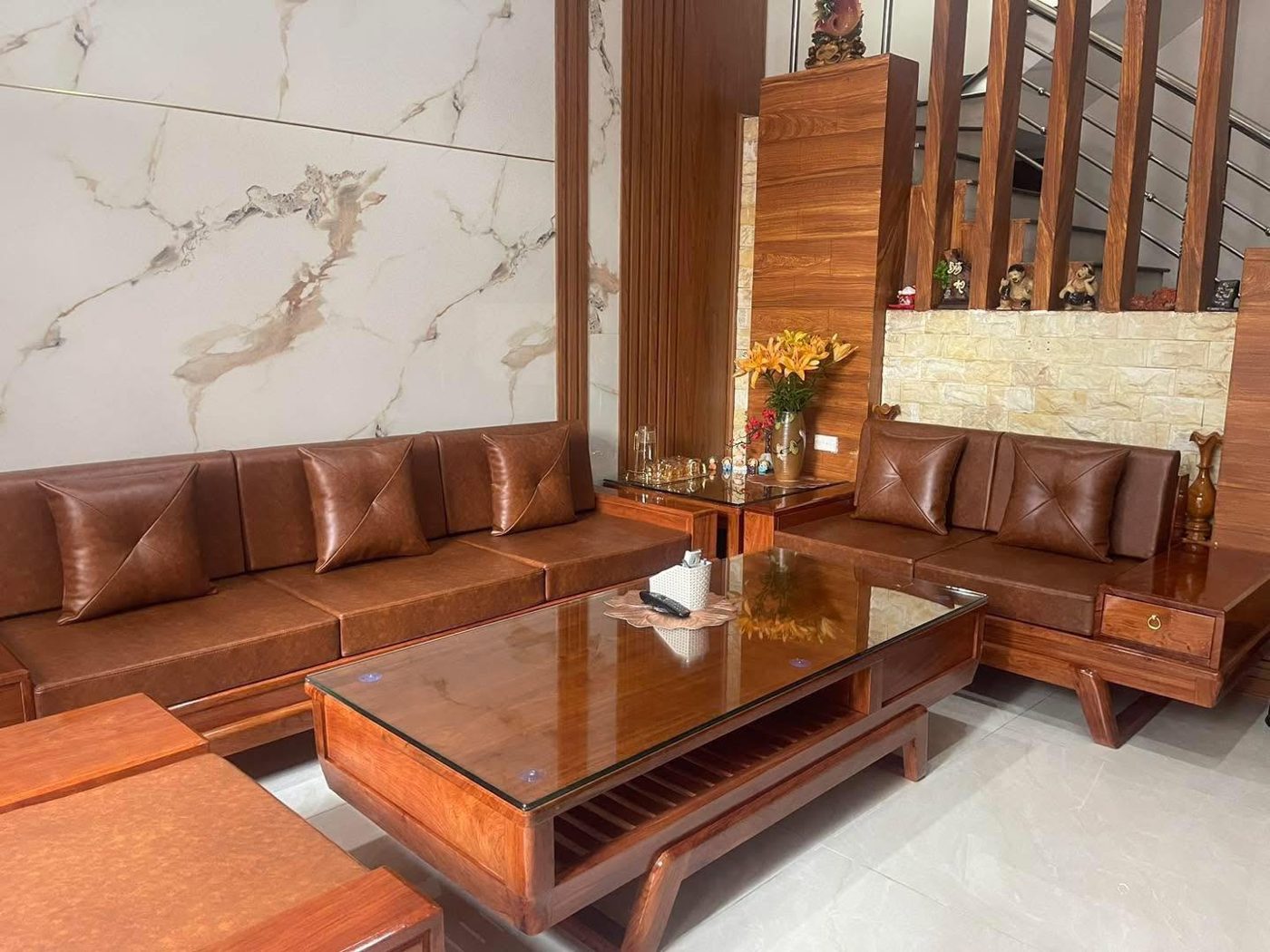 Bộ sofa gỗ bọc da nâu phòng khách do Nội Thất Cường Nga thực hiện